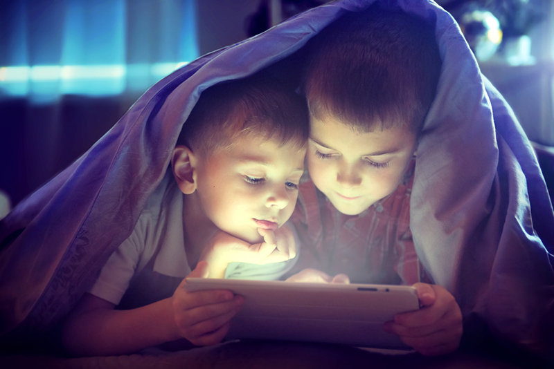 Kids-using-tablet-in-bed