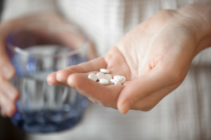 Lady-holding-anti-inflammatory-tablets